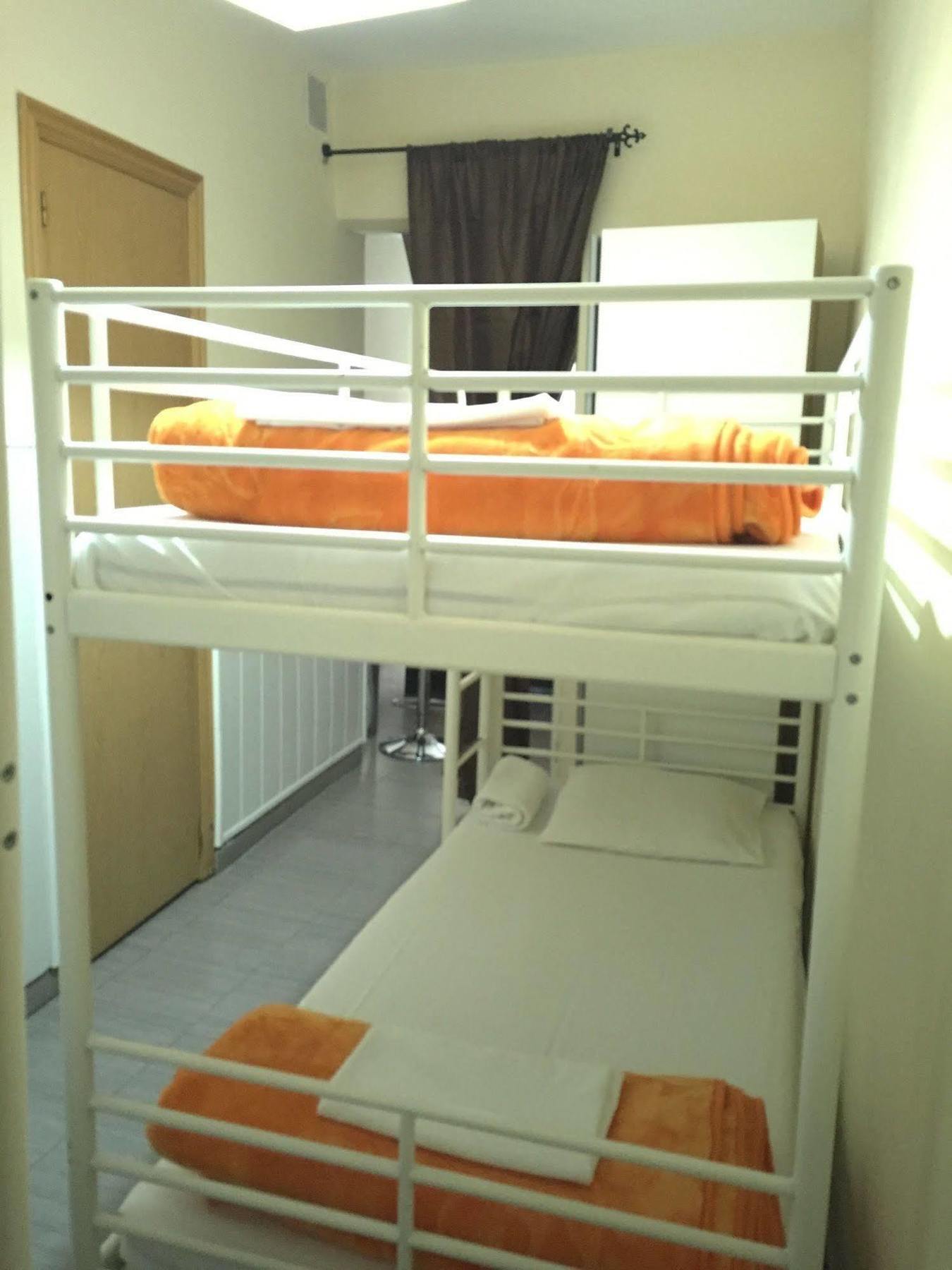Hostal Oxum Madrid Exterior photo